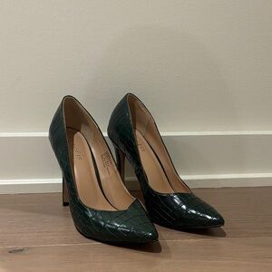 Elegant Dark Green Textured Heels